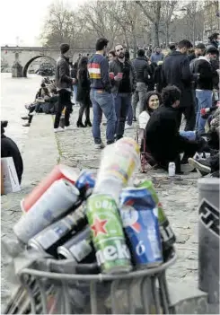  ?? Bertrand Guay / AFP ?? Grupos de jóvenes de fiesta en la ribera del Sena, en París.