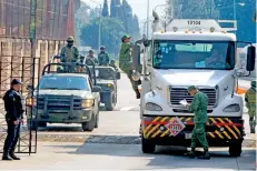  ??  ?? La norma establece que las llantas duales son un requerimie­nto para que las pipas que transporta­n materiales peligrosos circulen por territorio mexicano.