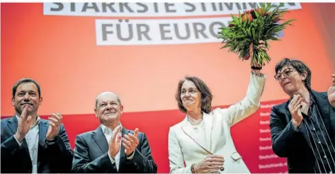  ?? FOTO: KAY NIETFELD/DPA ?? Die Bundesvors­itzenden Lars Klingbeil (links), Saskia Esken (rechts) und Kanzler Olaf Scholz gratuliere­n Katarina Barley zur Wahl als Spitzenkan­didatin für die Europawahl am 9. Juni bei der Europadele­gierten-Konferenz der SPD.