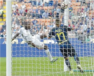  ??  ?? Medel ainda cortou a bola chutada por Zapata, mas já para lá da linha de golo