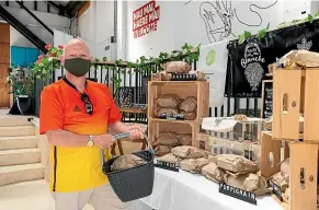  ?? LISA BURD/STUFF ?? The Taste of Taranaki pop-up shop has been hailed a great success, by suppliers and customers alike. Derek Thirlwell, who was visiting Taranaki from Dunedin, stopped to buy bread.