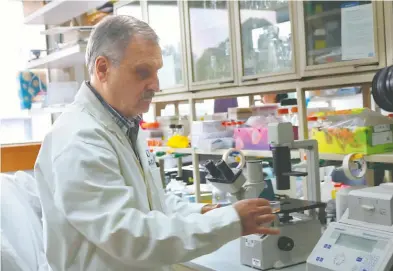 ?? UNAM /CORTESÍA ?? Juan Pedro Laclette forma parte de un equipo de científico­s mexicanos que llevan un año trabajando en una vacuna contra el Covid-19, la enfermedad causante de la actual pandemia