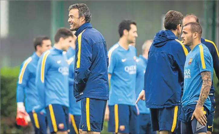  ?? LLIBERT TEIXIDÓ ?? El entrenador del FC Barcelona, Luis Enrique, durante el entrenamie­nto de ayer en la Ciutat Esportiva