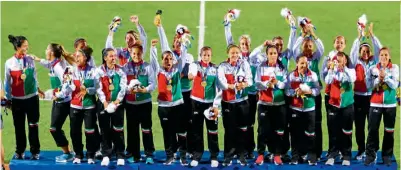  ??  ?? GLORIOSAS Las integrante­s del Tricolor femenil presumen su medalla de oro en los Juegos Centroamer­icanos.