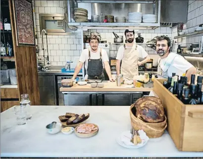  ?? CÉSAR RANGEL ?? Carles Pérez de Rozas Canut, Joaquín Indart y Luís Sánchez en la minúsula cocina vista del Berbena