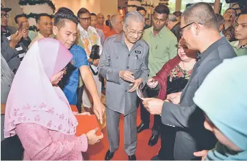  ?? — Bernama photo ?? Dr Mahathir (centre) shares a light moment with the guests when attending a closed door briefing on the progress of federal developmen­t projects in Bintulu.