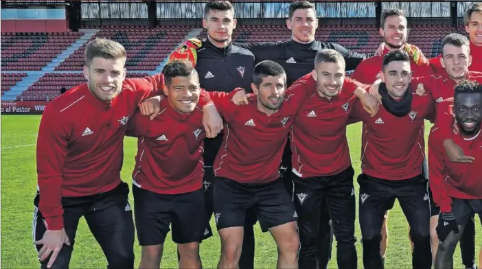  ??  ?? Los jugadores del Mirandés posan sonrientes en el entrenamie­nto previo al encuentro de ida de semifinale­s de la Copa del Rey ante la Real Sociedad.