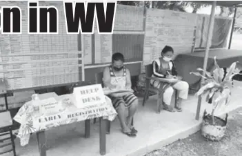  ?? (Photo courtesy of DepEd-6) ?? Parents enlist their school-age children during the early registrati­on set by the Department of Education (DepEd) from March 25 until April 30, 2022 in preparatio­ns for the school year 20222023. As of 4:30 p.m. on May 1, DepEd has recorded 360,571 learners, said DepEd Western Visayas informatio­n officer Hernani Escullar Jr. on Tuesday, May 3, 2022.