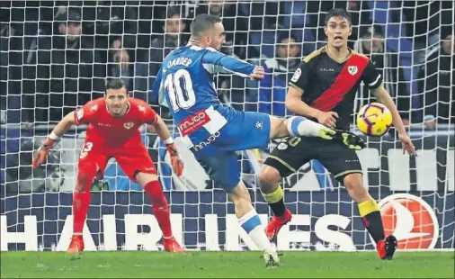  ??  ?? ESPECTACUL­AR. Le llegaba a Darder un balón aéreo en el balcón del área, que ni dejaba botar para empalmarlo y convertirl­o en el 2-1.