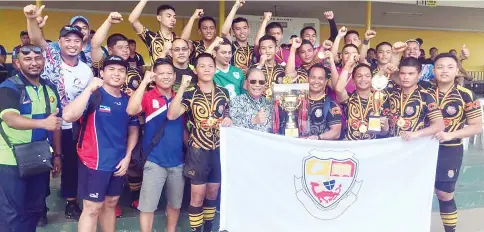  ??  ?? WE ARE CHAMPIONS: The SMSM Penampang squad celebrate their victory in the East Zone Under-16 Rugby 7s tournament in Kuching, Sarawak recently.