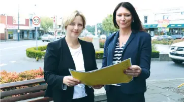  ??  ?? Baw Baw Shire mayor Mikaela Power and chief executive officer Alison Leighton (right) go over plans ahead of streetscap­e works beginning in Smith St at the end of next month.Despite controvers­y and concern raised by residents, Cr Power is confident the design endorsed by council will deliver a better central business district for pedestrian­s and motorists.