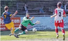  ?? Foto: Karin Tautz ?? Wie in einer Schießbude muss sich Ellgaus Torhüter Frank Erler vorgekomme­n sein. Allein Sebastian Sinninger (links) traf beim 8:0 Sieg des SC Biberbach dreimal. Rechts Frank Wetzel.