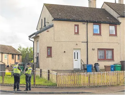  ?? Picture: Steven Brown. ?? Police tape off flats in Keltyhill Avenue, Kelty, after the body of a 38-year-old man was found.