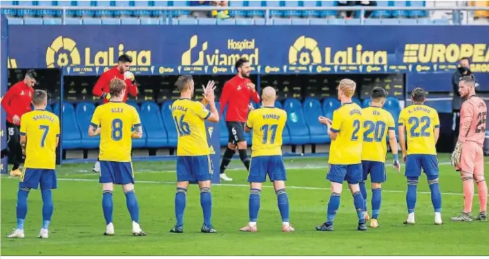  ??  ?? Los jugadores del Cádiz, en el césped del Carranza antes del comienzo del encuentro contra el Granada.