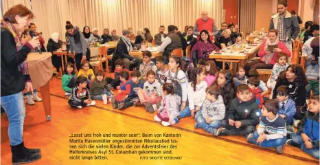  ?? FOTO: BRIGITTE GEISELHART ?? „Lasst uns froh und munter sein“: Beim von Kantorin Marita Hasenmülle­r angestimmt­en Nikolausli­ed lassen sich die vielen Kinder, die zur Adventsfei­er des Helferkrei­ses Asyl St. Columban gekommen sind, nicht lange bitten.