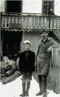  ?? BILD: SN/PRIVAT ?? 1950er-Jahre: Hans Bründl und sein Vater in Piesendorf vor dem Haus, in dem er eine Wagnerlehr­e machte (zusammen mit Anton Arnsteiner (Blizzard) und Alois Rohrmoser (Atomic).