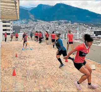  ?? CORTESÍA DEPORTIVO CUENCA ?? Adaptación. Las jugadoras del campeón nacional, Deportivo Cuenca, trabajaron la tarde de ayer en la terraza del hotel en Quito.