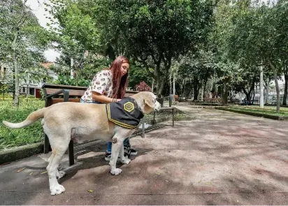  ?? FOTO ?? Laura Espinosa pasea a su perro Titán por el parque de La Matea. El lugar cuenta con gimnasio al aire libre y es propicio para los partidos de fútbol y los mercados campesinos.