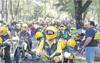  ??  ?? Miles de trabajador­es del volante coparon las calles de CDE para clamar asistencia, ayer.