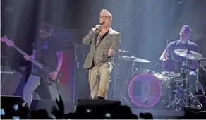  ??  ?? El ex integrante del grupo The Smiths pone en duda las acusacione­s contra el actor.