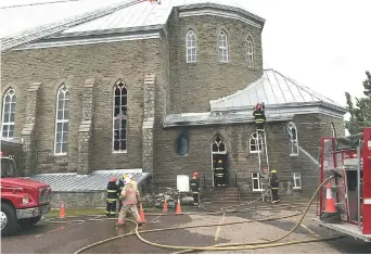 ??  ?? Les pompiers disent que les dégâts sont importants après l’incendie qui a dégradé l’église de Bas-Caraquet, dimanche matin. - Acadie Nouvelle: Denis Savard