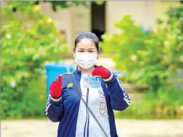  ?? SIEM REAP ADMINISTRA­TION ?? A food delivery driver poses for a photo after testing negative for Covid-19 on Tuesday.