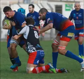  ?? (Photo Laurent Martinat) ?? Les Seynois devront encore se serrer les coudes cet après-midi, face à une équipe niçoise en grande forme.