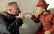  ??  ?? A tu per tu Massimo Cantini Parrini insieme a Pinocchio interpreta­to da Federico Ielapi