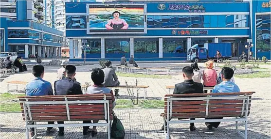  ?? (AP) ?? Anuncio. Una popular conductora de la TV norcoreana anuncia la decisión de Kim Jong-un de suspender los ensayos nucleares.