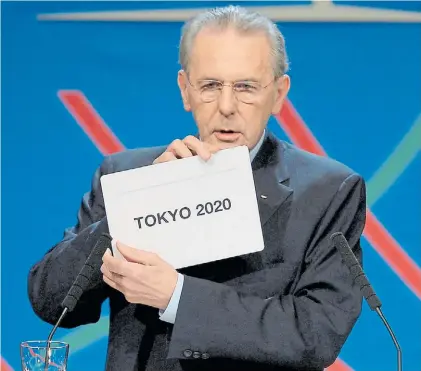  ?? AFP ?? Y el ganador es. Jacques Rogge, ex presidente del Comité Olímpico Internacio­nal, hizo el anuncio en 2013.