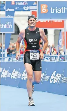  ?? FOTO: ARMBRÜSTER ?? Bei der Triathlon-WM in Hamburg 2007 erzielte Uwe Armbrüster seinen größten Erfolg als Sportler: Platz 35 in der Altersklas­se M 50.