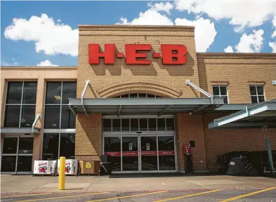  ?? Marie D. De Jesús / Staff photograph­er ?? H-E-B will close its store at Memorial and Dairy Ashford on Sept. 9 and turn it into an e-commerce distributi­on center for its home delivery and curbside pickup businesses.