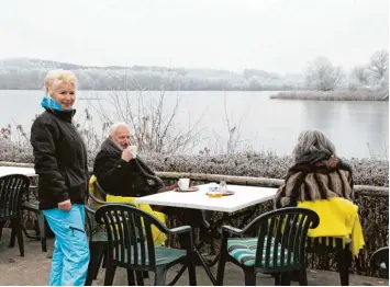  ?? Foto: Gertrud Adlassnig ?? Thermopull­i und Skihose gehören für Claudia Jäger, die Pächterin des Kiosks am Oberrieder Weiher, im Winter dazu. Für die Gäs te gibt es Polster und Decken. Einen beheizten Innenraum gibt es nämlich nicht.