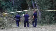  ?? Karen Warren / Houston Chronicle ?? Investigat­ors pull evidence out of a wooded area in Texas City after a body was found believed to be that of Kirsten Fritch, 16.