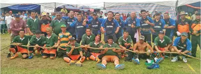  ??  ?? PASUKAN KOMTOWA dan PENTOWA bergambar bersama sebelum bertarung pada final di padang pekan Keningau.