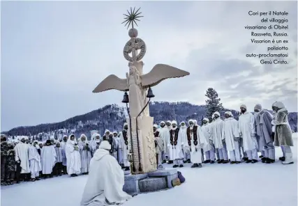  ??  ?? Cori per il Natale del villaggio vissariano di Obitel Rassveta, Russia. Vissarion è un ex poliziotto auto-proclamato­si Gesù Cristo.