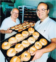  ?? DICK LOEK TORONTO STAR FILE PHOTO ?? Art Gryfe and son Mel show off their handiwork in 1991.