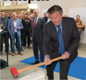  ?? FOTO JORIS HERREGODS ?? Schepen Rob Van de Velde gebruikt een hamer om de sloop en nieuwbouw in het oude politiekan­toor van Berchem te starten.