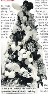  ??  ?? This black Christmas tree reflects the glamor and sophistica­tion of city living.