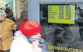  ?? (NICOLÁS BRAVO) ?? City. Ayer, en Córdoba el dólar volvió a venderse por arriba de los 29 pesos, aunque luego bajó.