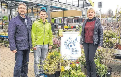  ?? FOTO: NABU ?? Hariolf Löffelad, Vorsitzend­er des Naturschut­zbundes Ellwangen mit Geschäftsf­ührer Christian Lutz und Eva Stengel vom Nabu im Gartentref­f. Hier, in der Gärtnerei Goldammer und in der Baumschule Müller gibt es insektenfr­eundliche Pflanzen und Nistkästen.