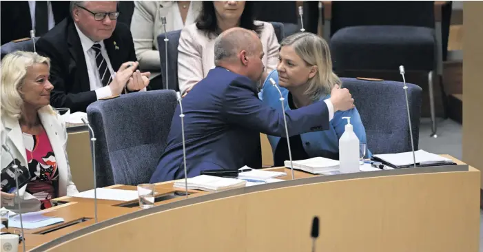  ?? Foto: ?? Justitiemi­nister Morgan Johansson (S) kramar statsminis­ter Magdalena Andersson (S) efter misstroend­eomröstnin­gen mot honom som han klarade med en röst.
Henrik Montgomery/tt