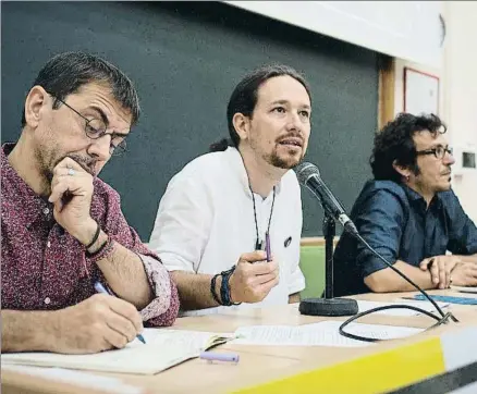  ?? ROMÁN RÍOS / EFE ?? Juan Carlos Monedero, Pablo Iglesias y José María González Kichi en la universida­d de verano de Podemos