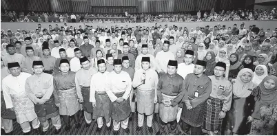  ?? -Gambar Bernama ?? AZMIN bersama kakitangan Pejabat Setiausaha Kerajaan Negeri (SUK) pada Majlis Rapat Ramadan Penjawat Awam di Dewan Jubli Perak Bangunan Sultan Abdul Aziz Shah pada Isnin.