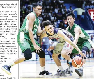  ??  ?? Arellano University’s Kent Salado, center, is hemmed in by St. Benilde’s Kendrix Belgica, left, and JJ Domingo in their NCAA Round 2 game yesterday at the Filoil Flying V Centre in San Juan. (Rio Leonelle Deluvio)