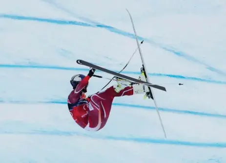  ?? JOE KLAMAR/AFP/GETTY IMAGES ?? World Cup leader Aksel Lund Svindal of Norway suffered a season-ending knee injury in this crash during Saturday’s downhill at Kitzbuehel.