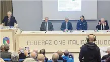  ?? ?? Andrea Santoni, a sinistra, presenta l’opera sugli allenatori italiani. Al tavolo Ulivieri, Mancini, Gravina e Marchesini