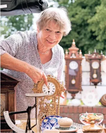  ?? RP-FOTO: ACHIM BLAZY ?? Beim „Ramsch und Rosen“-Markt am Abtskücher Museum war auch Marike Biecker aus dem Spessart mit ihren alten Uhren vertreten.