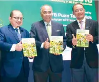  ??  ?? SHAMSUL ketika melancarka­n buku terbaru terbitan MPOB bertajuk ‘Accelerati­ng Oil Palm Mechanisat­ion in Malaysia: Innovation­s and Adaptions’ di Ayer Keroh, Melaka.