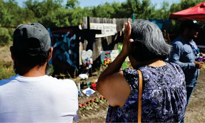  ?? ?? People visit a memorial for the victims found in a truck in San Antonio, Texas on Wednesday. Photograph: Anadolu Agency/Getty Images